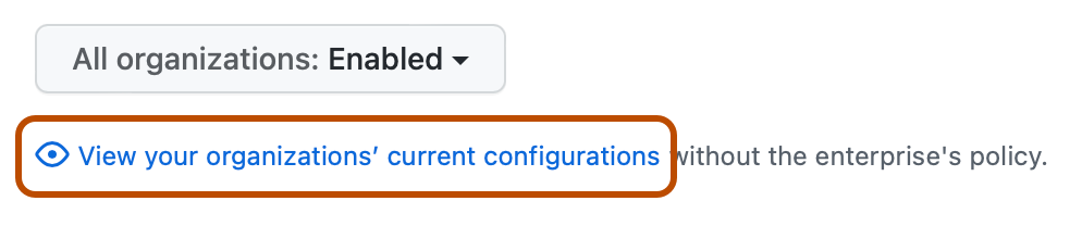 Captura de tela de uma política nas configurações da empresa. Um link, rotulado como "Exibir as configurações atuais das suas organizações", está realçado com uma estrutura de tópicos laranja.