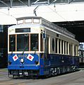 Een tram in Tokio leent de two-tone kleurstelling en de ovale ramen van de Boedapesters.