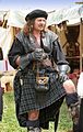 Man in kilt met baret