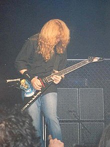 Zpěvák a kytarista Dave Mustaine na pódiu během živého vystoupení v roce 2007