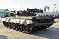 T-80车身侧6个双轮缘负重轮以及后部的排气口