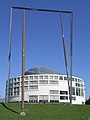 Stadthalle und Skulptur Spiegel