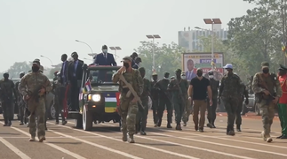 Des mercenaires russes protégeant le convoi du président centrafricain Touadéra, février 2022.