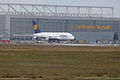 Lufthansa Airbus A380 vor der Lufthansa Technik Wartungshalle