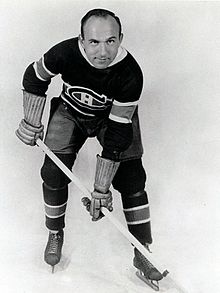 Photo de Howie Morenz qui pose dans la tenue des Canadiens de Montréal.