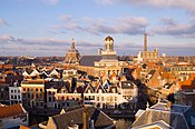 Leiden gezien richting het noorden (2009), vooraan de Hartebrugkerk