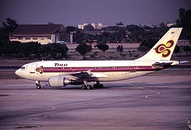 HS-TIA, l'Airbus A310-200 de Thai Airways International impliqué dans l'accident, ici à l'aéroport de Bangkok-Suvarnabhumi en juin 1997.