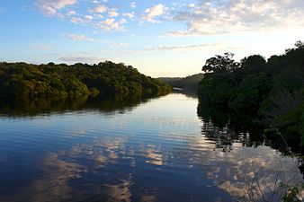 Sortida del sol sobre la via fluvial