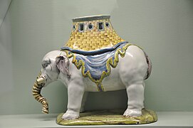 Brûle-parfum en porcelaine, en forme d'éléphant.