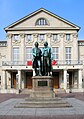 Statue av Goethe og Schiller, laget av Ernst Rietschel (1804–61), avduket i 1857