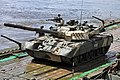 T-80U通过浮桥渡河。