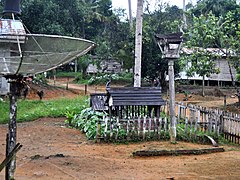 Sandung Dayak Pebihingan di Kabupaten Ketapang, bersisian dengan dua makam.