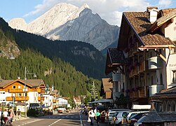 Hauptstraße nach Alba mit dem Gran Vernel im Hintergrund