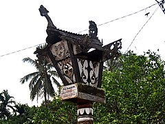 Sandung Dayak Pesaguan di Kabupaten Ketapang, Kalimantan Barat. Perhatikan arca naga di bagian atas.