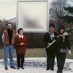 Comité organisateur du centenaire de Larouche devant le Tacon-Commémoratif, 1995