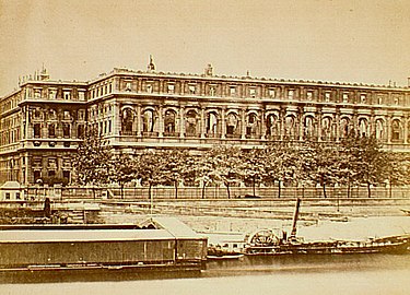 No 62 : le palais d'Orsay peu après l'incendie par la Commune.