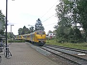 Trein richting Emmen rijdt weg uit Ommen