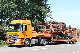 Un tracteur attelé d'une semi type porte-char à col-de-cygne, convoi exceptionnel (France).