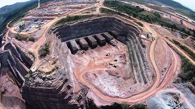 Vue aérienne de la construction du barrage de Laúca en 2014.