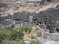 Les vihares budistes tallades a la roca de les Coves d'Ajanta sota patronatge de la branca Vatsagulma dels Vakataka.