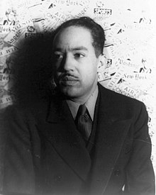 Photo en noir et blanc de Langston Hughes en costume