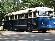 De museumtrolleybus 101 rijdt op zondag een rondrit naar Burgers' Zoo.