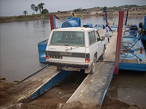 Traversée d'un affluent du Kwanza.