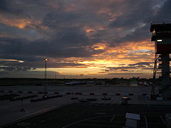 Vue des pistes de l'aéroport en fin de journée.