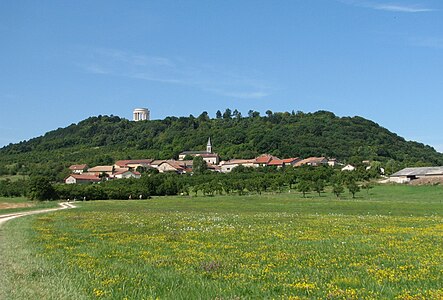 Le village est dominé par sa butte.