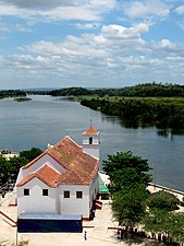 Vue du fleuve et de l'église de Notre-Dame de la Conception (Nossa Senhora da Conceição) de Muxima (pt) en 2009.