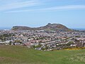 Kilima cha "Kiti cha Arthur" (kwa Kiingereza "Arthur's Seat") kinavyoonekana kutoka "Kilima cha Blackford" ("Blackford Hill")