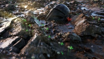 abandoned mandalorian helmet live wallpaper