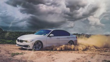 drifting white bmw live wallpaper